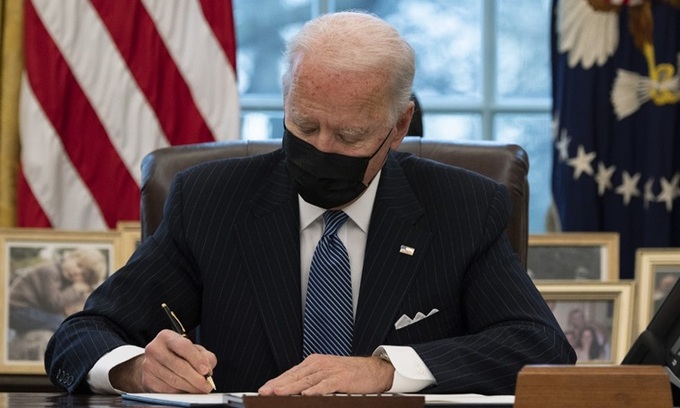Biden ký sắc lệnh cho phép người chuyển giới tham gia quân ngũ